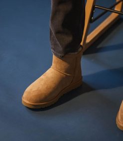 New UGG® Bottes Homme Classic Mini Chestnut